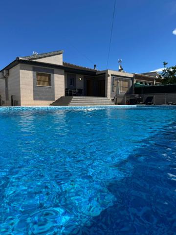 PRECIOSO CHALET REFORMADO DE 3 DORMITORIOS CON JARDIN Y PISCINA PROPIA photo 0