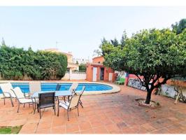 Chalet independiente de estilo rústico, con jardín y piscina, en zona Cortijo de Mazas. photo 0