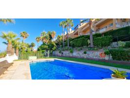 Casa adosada en urbanización de Torrequebrada con parking y piscina photo 0