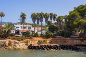 Villa exclusiva en primera línea de mar en Santa Eulalia del Río con acceso directo a la playa y vistas a Formentera photo 0
