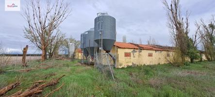 101- Terreno rústico con naves y dos casas en Villeguillo (Segovia) photo 0