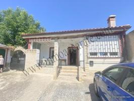 Casa con jardín, piscina y múltiples espacios en El Busto – Todo en una planta photo 0