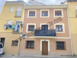 Casa reformada en Allo con garaje y chimeneas – Lista para entrar a vivir, frente a parque photo 0