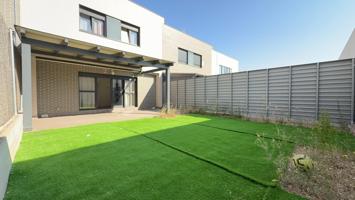 SE ALQUILA CASA ADOSADA EN LA ZONA NUEVA DE GUADALAJARA – 154 m², 4 DORMITORIOS, 3 BAÑOS, PATIO, GARAJE Y ENERGÍA SOLAR – 1.300 €-MES photo 0