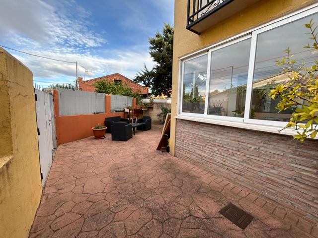 Casa en esquina con gran patio y piscina comunitaria en Humanes photo 0