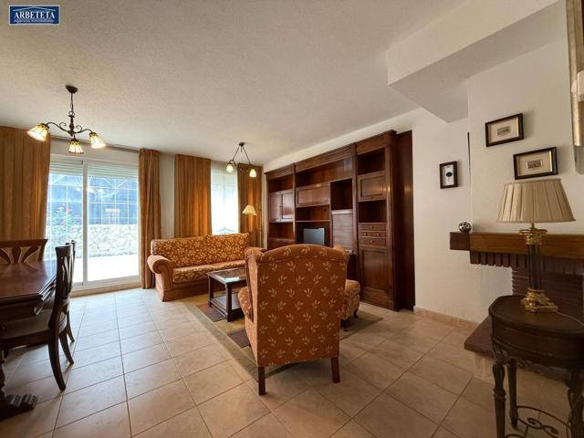 INMOBILIARIA ARBETETA VENDE CHALET ADOSADO EN ZONA AGUAS VIVAS photo 0