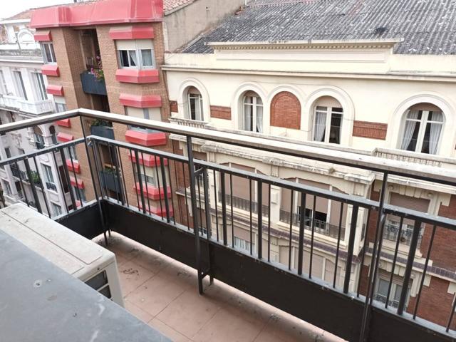 ESPECTACULAR PISO EN LAS PEATONALES PARA ACTUALIZAR EXTERIOR Y CON GRAN BALCÓN photo 0