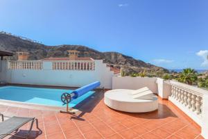 Fantástica villa de 5 dormitorios con piscina privada y vistas al mar en Tauro photo 0