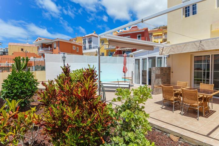 Magnífico chalet adosado con piscina privada, garage y vistas al mar photo 0