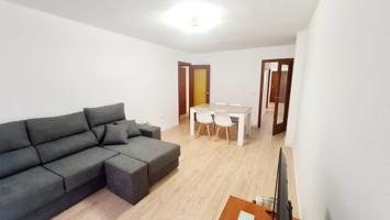 Piso en Castellón de cuatro habitaciones en alquiler en agosto photo 0
