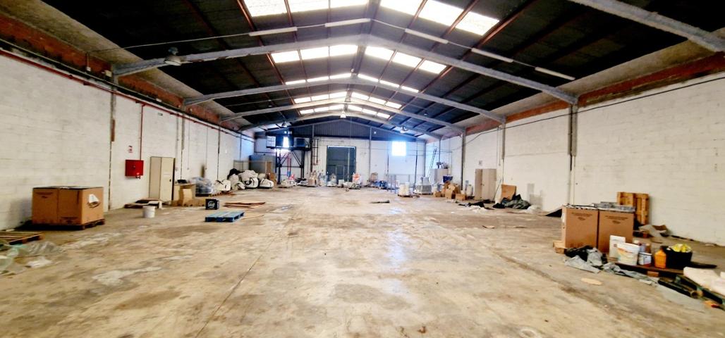 Venta de Nave Industrial de 855 m² – Polígono Activo y Bien Conectado photo 0