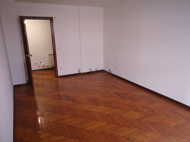 Piso sin amueblar de cuatro dormitortios y plaza de garaje. photo 0