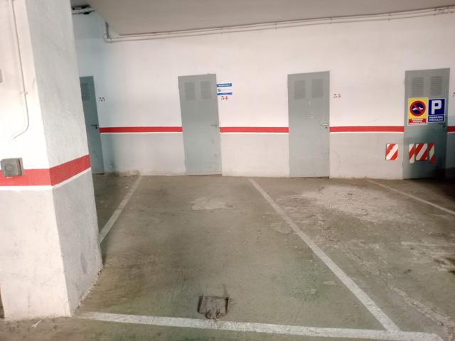 Plaza de parking en venta con trastero photo 0