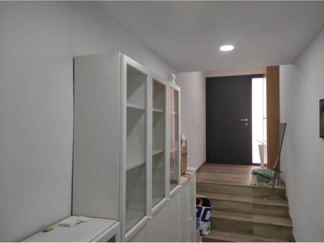 Buena casa en calle peatonal, capacidad para dos familias, estancias amplias, sol todo el día, gran terraza con bar photo 0