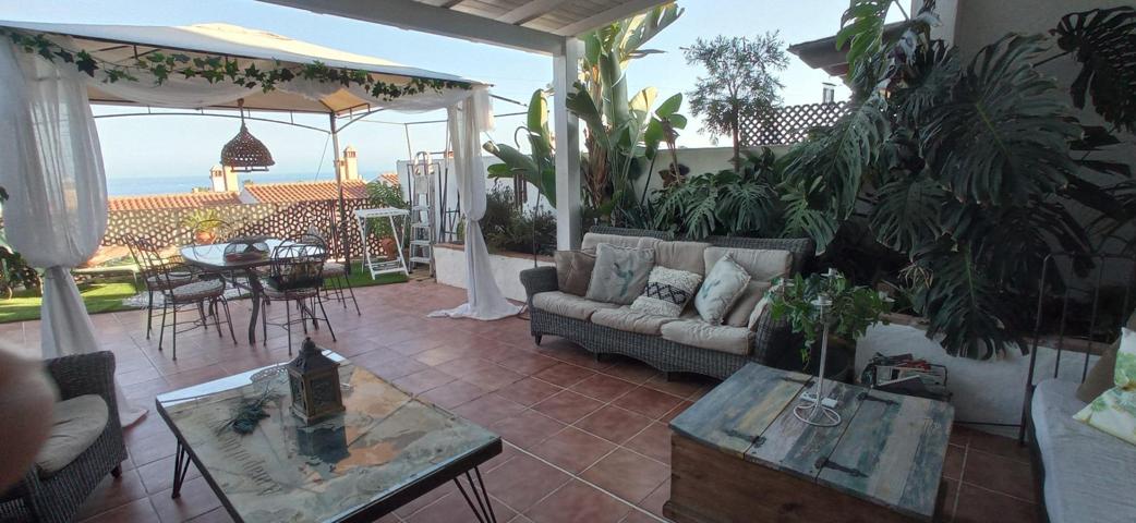 Exclusiva vivienda adosada reformada con vistas al mar, a metros de la playa photo 0