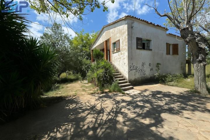 Terreno de 4500 m2 en Torrelles de Foix con una construcción photo 0