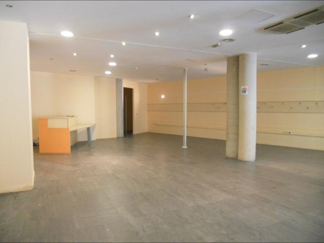 Local comercial en venta o alquiler en Sant Julià photo 0