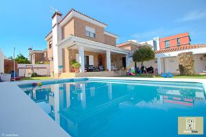Villa En venta en Badajoz photo 0