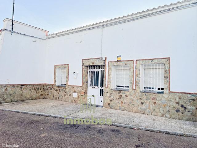 Villa En venta en Badajoz photo 0
