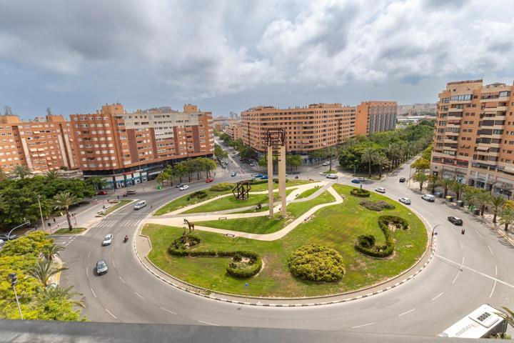 Exclusivo piso exterior reformado en Gran Vía con balcón, garaje y trastero photo 0