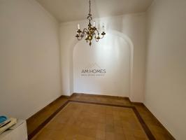 Exclusiva vivienda en el corazón de Alicante con techos altos. photo 0