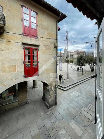SE VENDE AMPLIO PISO DE TRES HABITACIONES REFORMADO EN LA PLAZA DE LA HERRERIA EN PONTEVEDRA photo 0