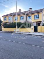 SE VENDE CHALET ADOSADO EN UNA URBANIZACIÓN CON PISCINA Y PISTA DE PADEL A 5 MINUTOS CAMINANDO AL CENTRO DE PONTEVEDRA photo 0