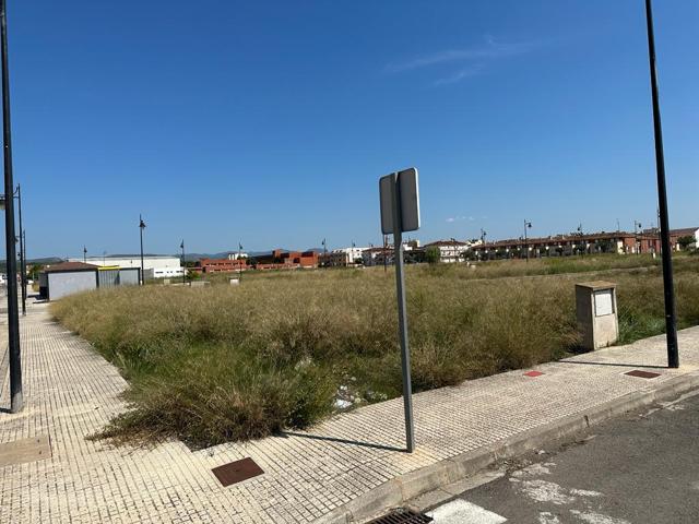 Terreno esquinero en venta en La Pobla Llarga. photo 0