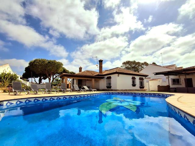OPORTUNIDAD DE INVERSIÓN JUNTO AL N. SANCTI PETRI, CHALET + 2 APARTAMENTOS + 2 PISCINAS, 1950M2 photo 0