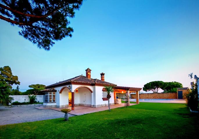 Exclusiva villa en venta en Chiclana, junto a Novo Sancti Petri – Playa, lujo y privacidad!!! photo 0