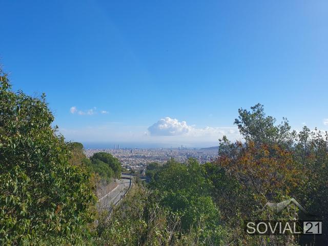 Terreno con vistas a Barcelona, el mar y Collserola, con 4 construcciones en Vallvidrera photo 0
