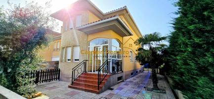 Chalet pareado en venta en Carbajosa de la Sagrada photo 0