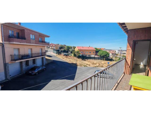 Venta de chalet adosado en Villacastín photo 0