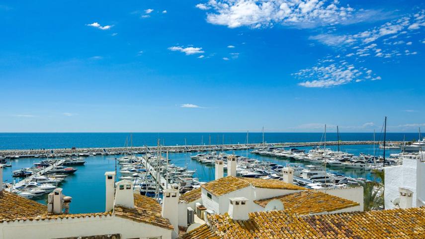 Elegancia Costera en Puerto Banús: Un Refugio de Lujo con Vistas al Mar en venta en Marbella. photo 0