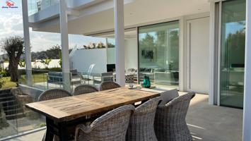 Espectacular Villa en venta con vistas al mar y montaña en Marbella. Málaga photo 0