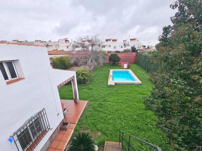 Exclusivo chalet independiente en venta en Gines, Sevilla photo 0