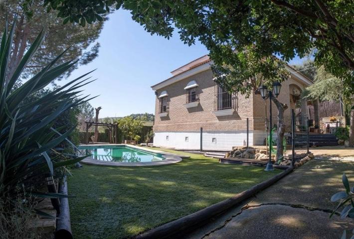 Oasis Privado en el Aljarafe Sevillano: Casa de Ensueño en venta con Piscina y Privacidad Total photo 0