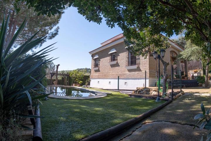 Oasis Privado en el Aljarafe Sevillano: Casa de Ensueño en venta con Piscina y Privacidad Total photo 0
