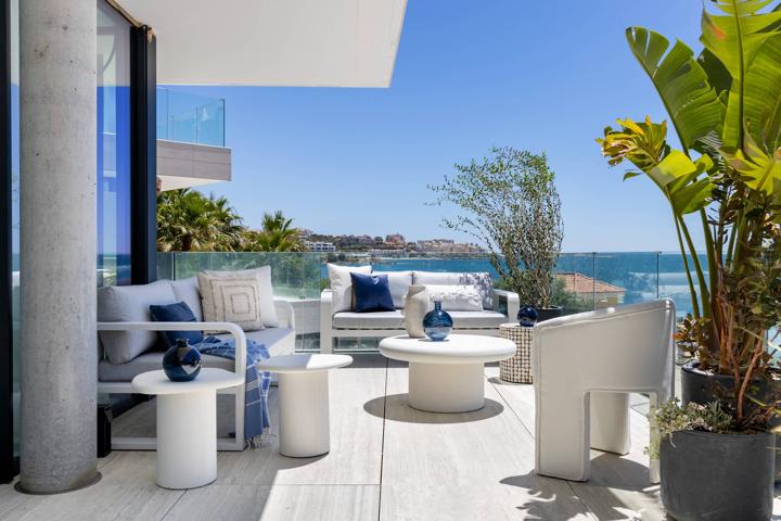 Lujoso Apartamento en Primera Línea de Playa con vistas al mar en venta en Estepona, Málaga photo 0