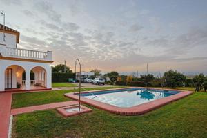 Exclusiva propiedad independiente en venta en Sanlúcar la Mayor, Sevilla photo 0