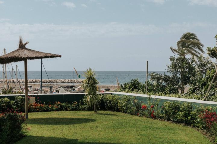 Apartamento en planta baja con vistas al puerto deportivo de Estepona y a escasos pasos del mar. photo 0