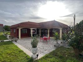 GRAN PARCELA CON BONITO CHALET Y NAVE INDUSTRIAL photo 0
