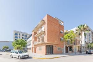 ¡Gran oportunidad en Carlet! Vivienda esquinera de 3 plantas con impresionantes vistas y gran potencial. photo 0