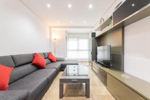 Vive con estilo en este fantástico piso en finca seminueva. photo 0