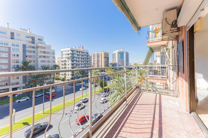 Piso en venta en Avenida Ausias March, junto al Parque Central de Valencia photo 0