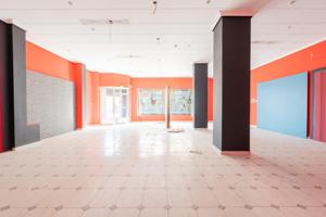 ¡Gran oportunidad en ubicación privilegiada! Local comercial esquinero con infinitas posibilidades! photo 0