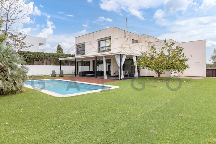 Comprar Villa de lujo en urbanización Santa Bárbara, Godella photo 0