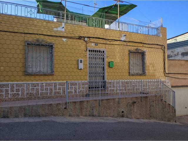 Casa amplia de planta baja y terraza para reformar en Casco Antiguo photo 0