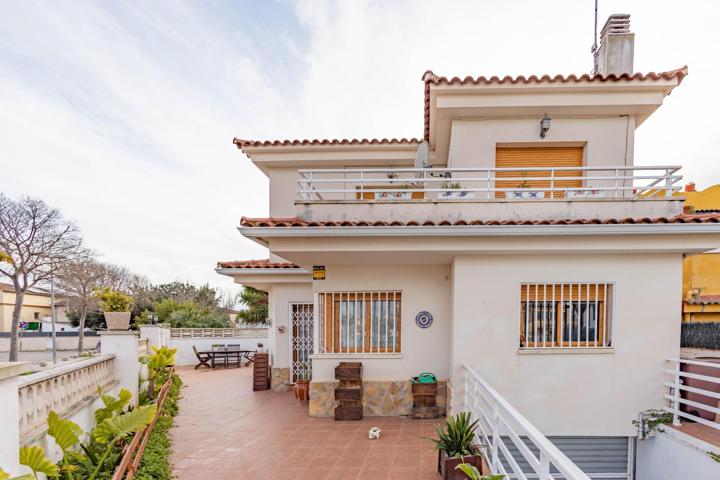 Casa independiente en Vilanova, luminosa, espaciosa y lista para entrar a vivir photo 0