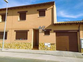 Chalet adosado en venta en Sonseca photo 0